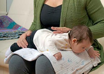 alasan bayi tidak suka tummy time